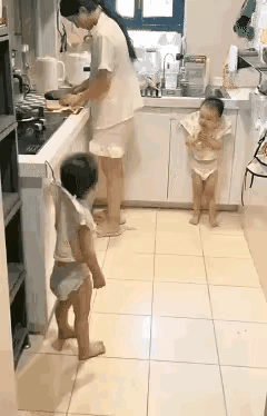 不知道这个女子是孩子的家长，还是家里雇佣的保姆，不管和孩子是什么样的关系，以这样