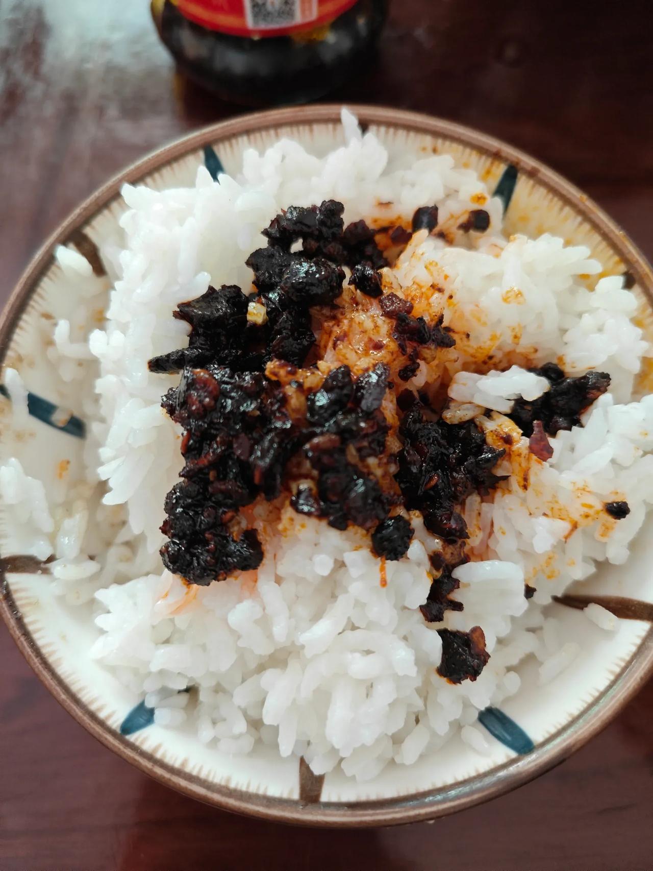 为何老干妈不能与饭搭配呢？只能配面？

平时我都会用老干妈来搭配饭菜，然而今天我