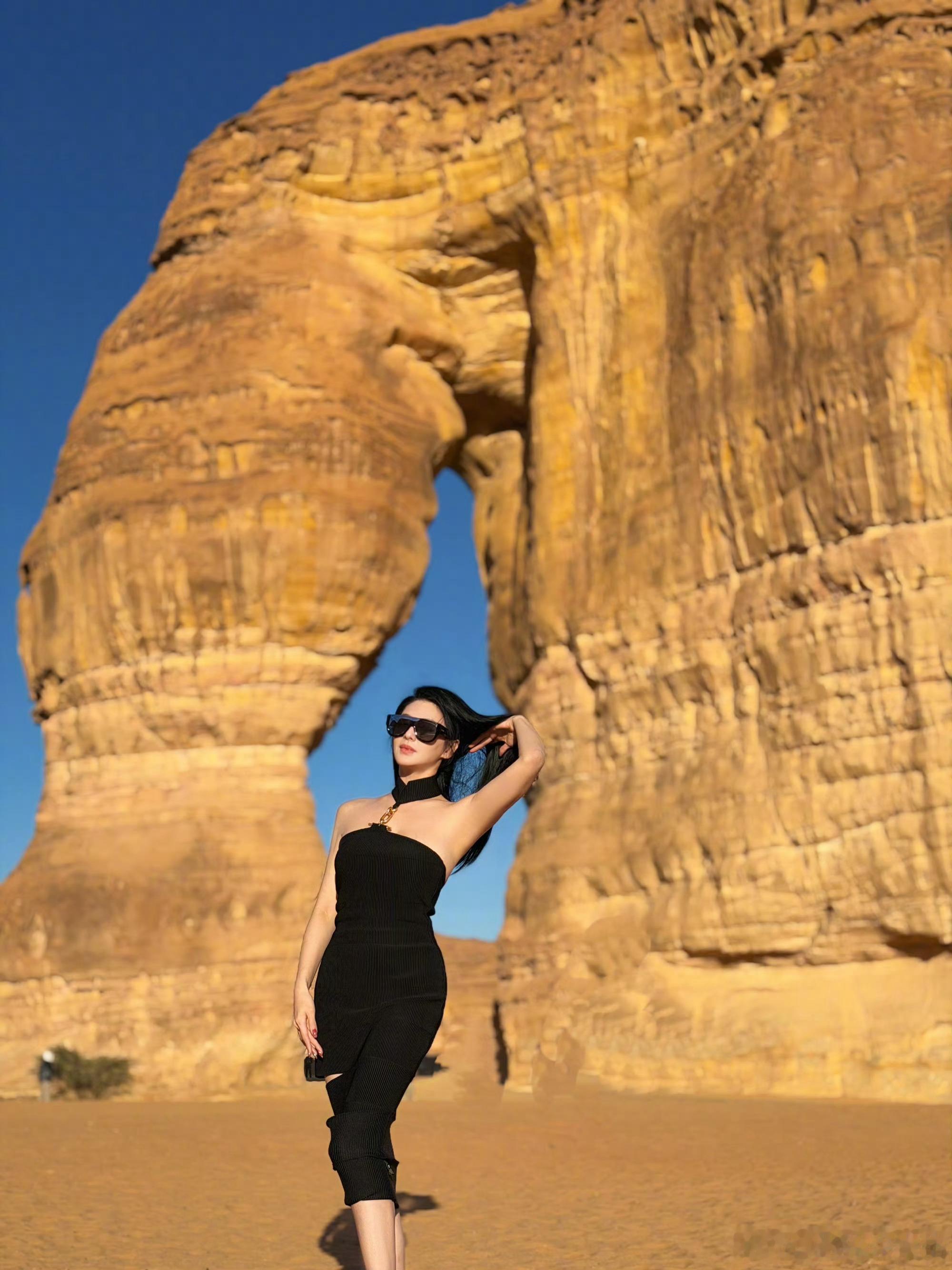 张雨绮把沙漠当秀场走 张雨绮的气场hold住一切，黑裙配黑皮衣，走在沙漠里也让人