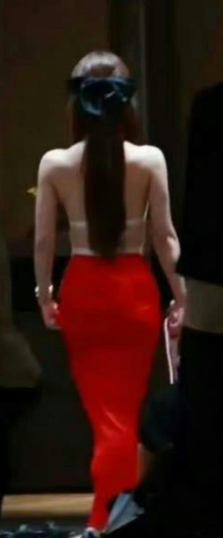 赵露思这套造型的背影看着怪怪的[泪][泪][泪]，肩带是不是太勒了？显得很壮[苦