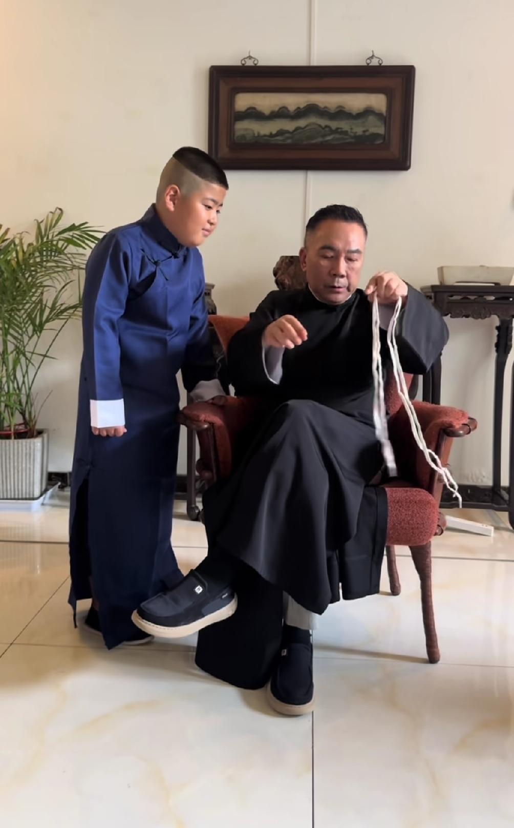 这回海河战神又支棱起来了，杨议金句:我拿什么拯救你，我嘚儿钢。

 影射郭送你七