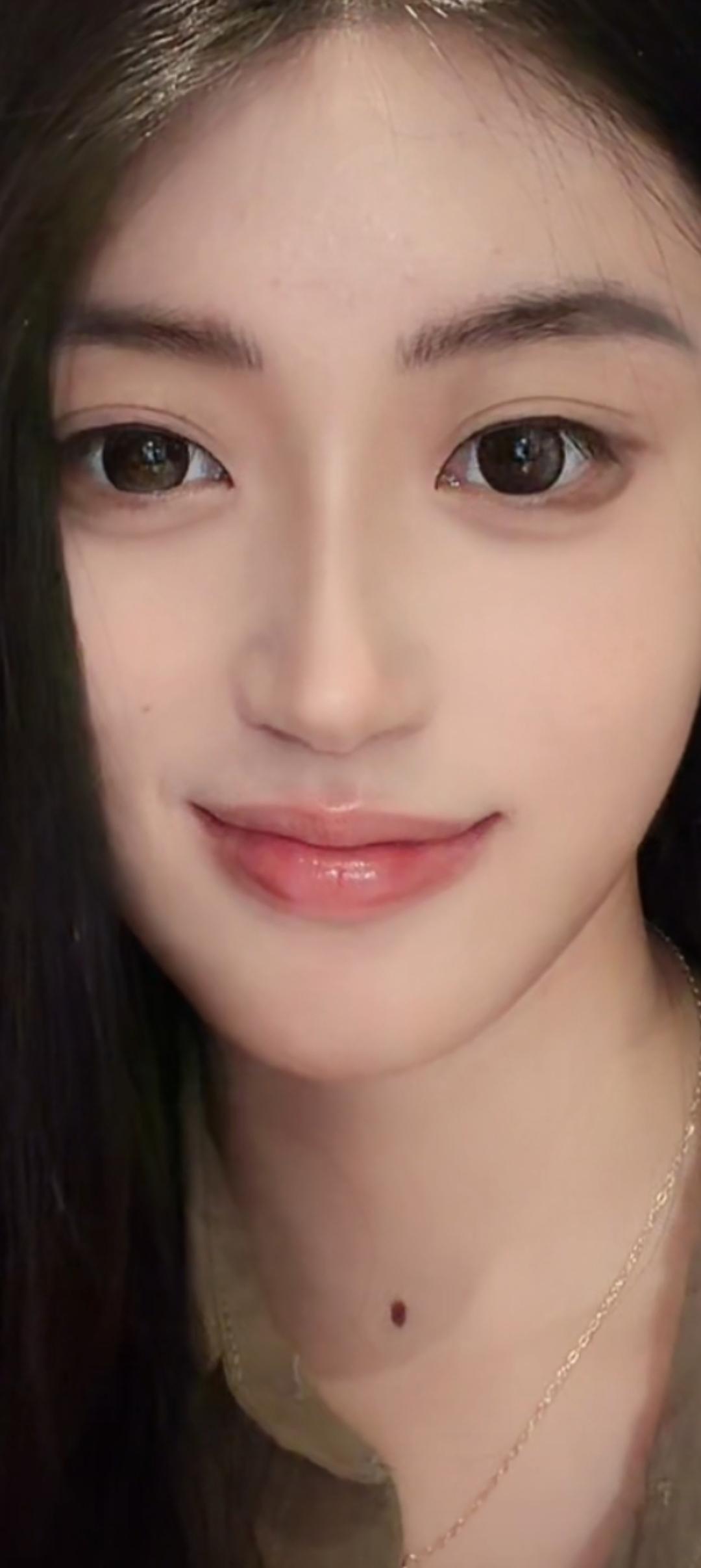 这姑娘笑起来好甜啊！