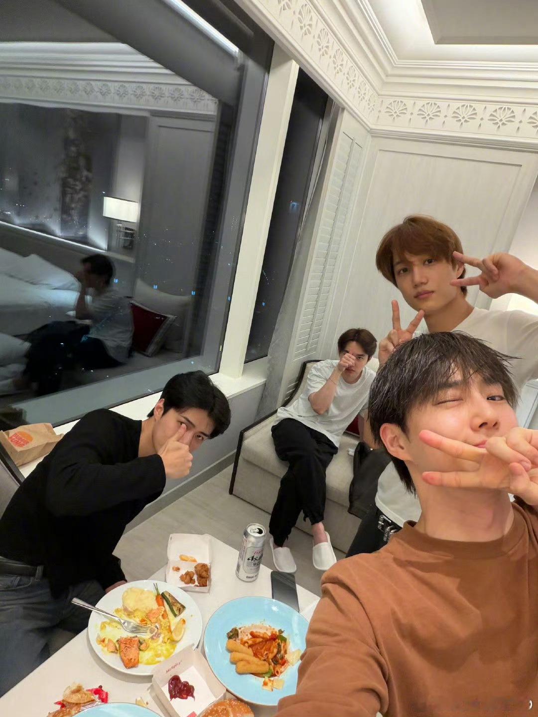 吴世勋晒exo合照哇哦 