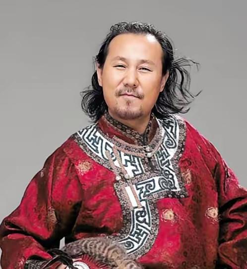 平日里歌声豪迈洒脱的腾格尔，私下里人生起伏居然这么大。
 
早前他在蒙古当地投资