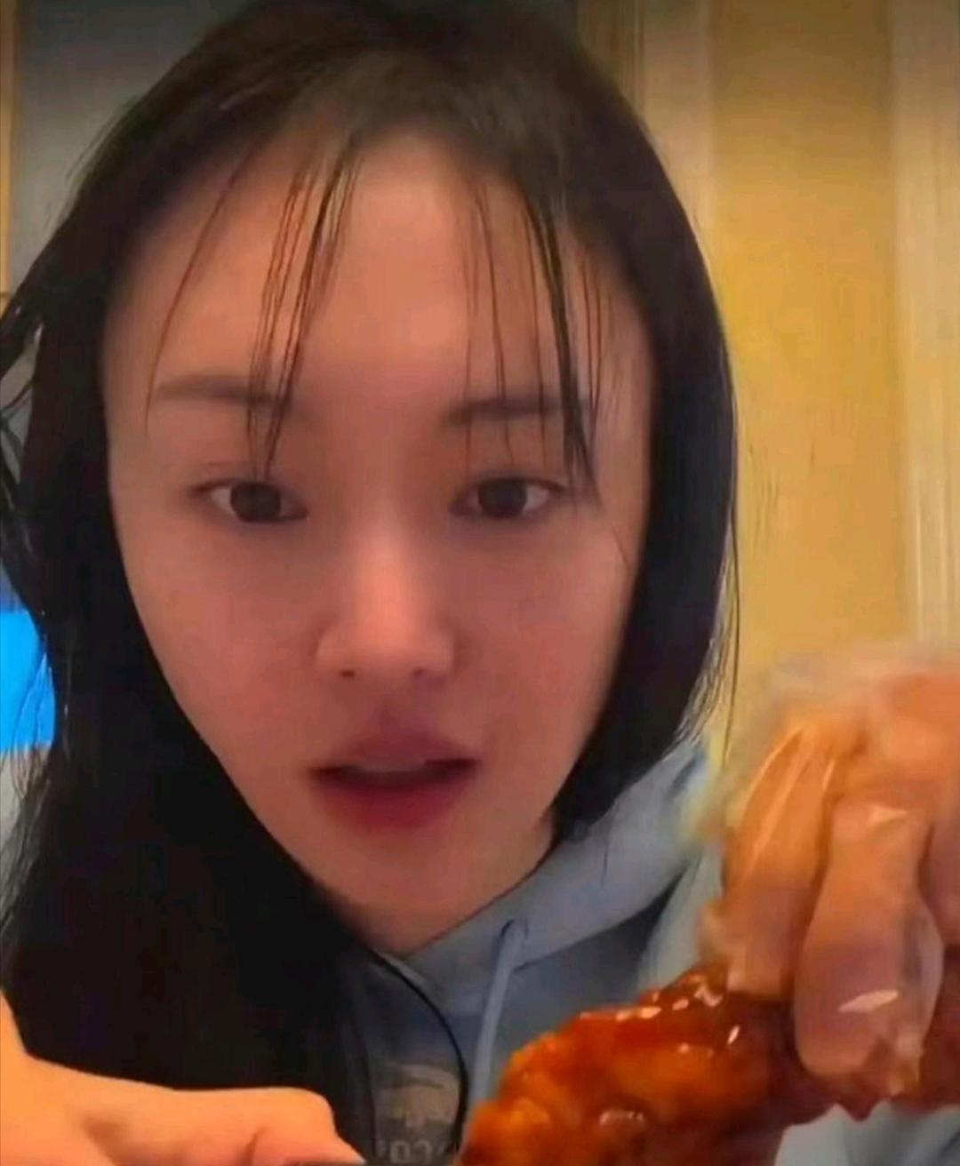 35岁的郑爽，在遥远的大洋彼岸美国，开启了一场别开生面的深夜直播。 