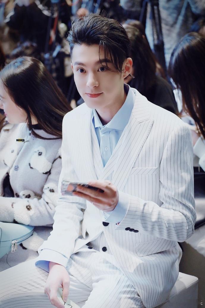 疑似王鹤棣网传女友去了演唱会一张模糊口罩照引爆热搜，实为合作多年的造型师易小雅工