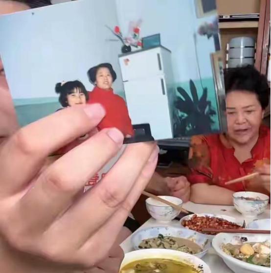 天赐姐姐被道德绑架了，老黄发布了一条视频，如今天赐的母亲已经无法行走，需要喂食，