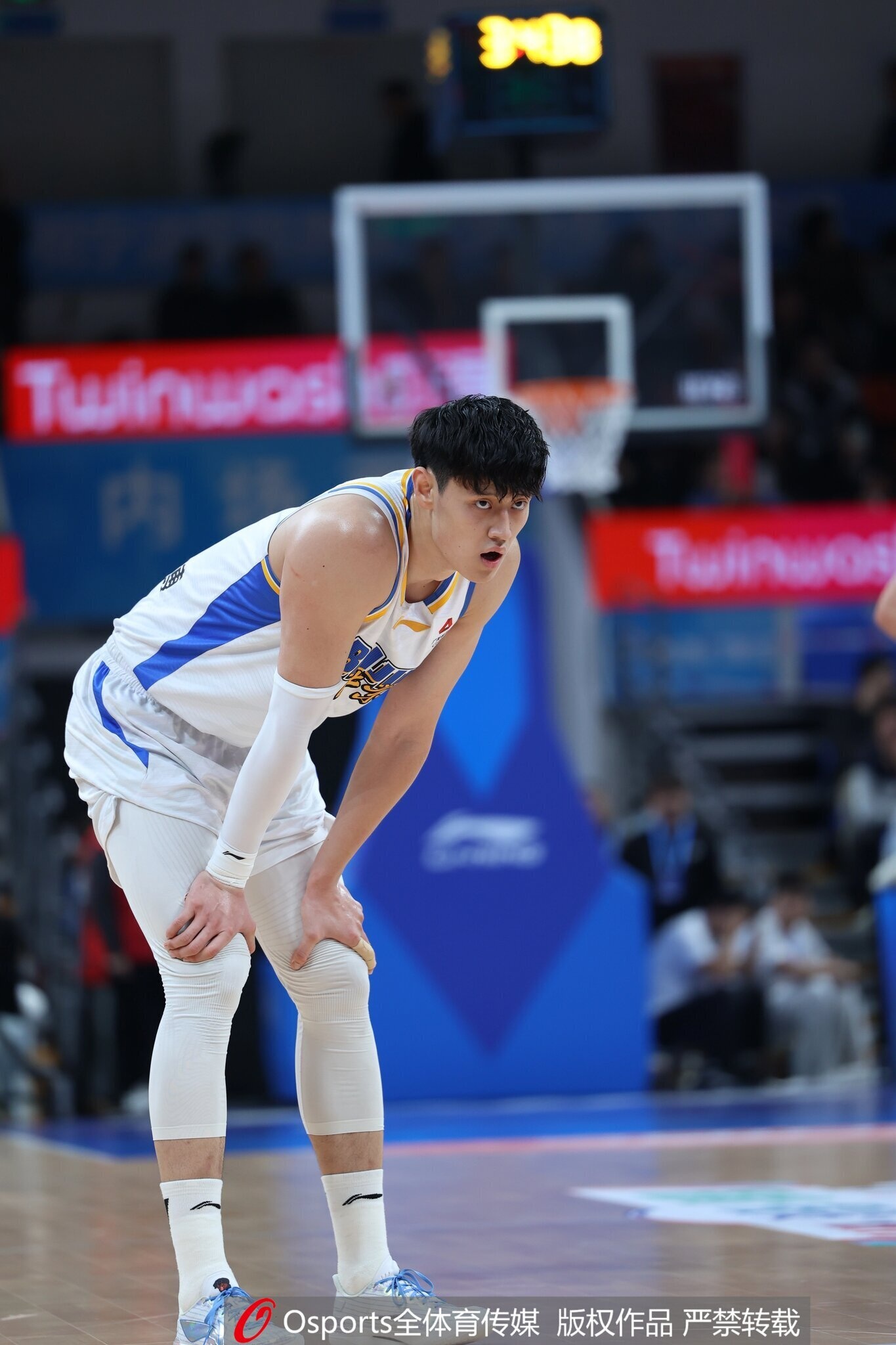 媒体人：曾凡博膝盖严重积水+软骨磨损已影响训练 他已请假养伤