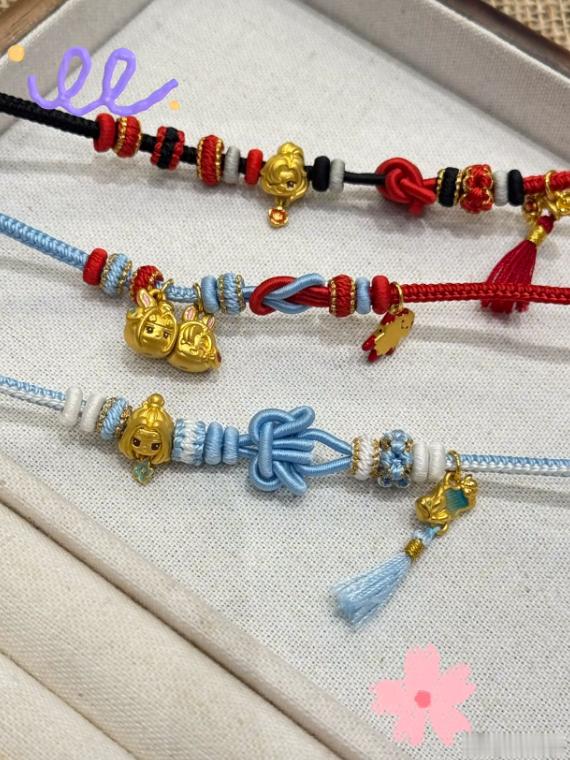 不只是情怀谷子，实打实足金材质兼具收藏与保值属性。曼卡龙×魔道祖师联名做工精细，