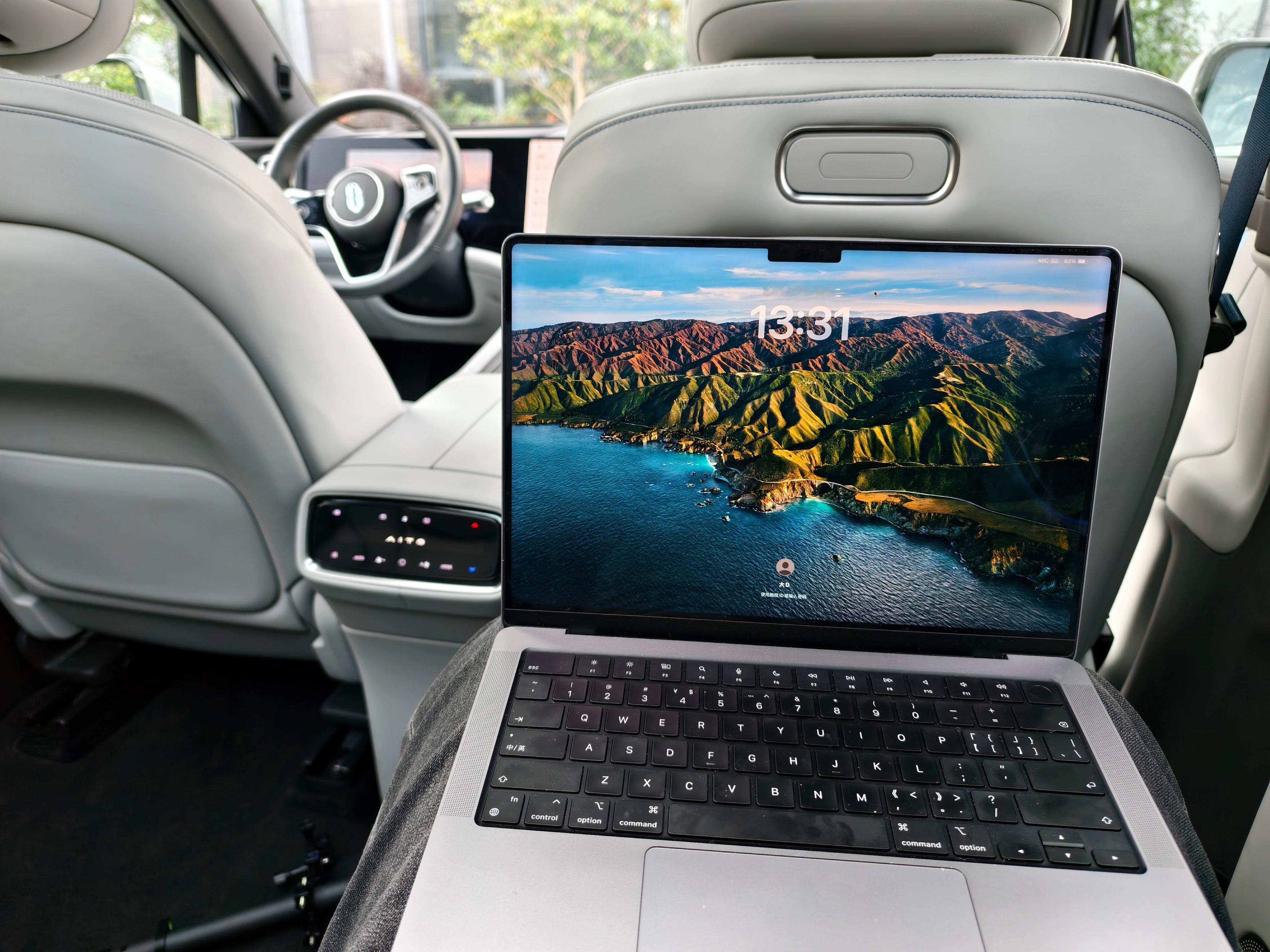 问界M9后排没有小桌板还是不方便，大型SUV建议两边都配上小桌板，主驾后侧也要！