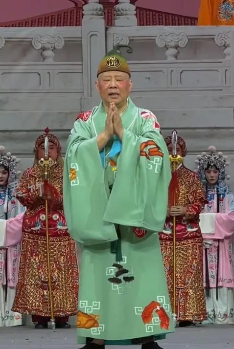 身为被不少人捧为曲艺大师的郭德纲，本该带头敬畏红色经典、守住文艺底线，可他却在售