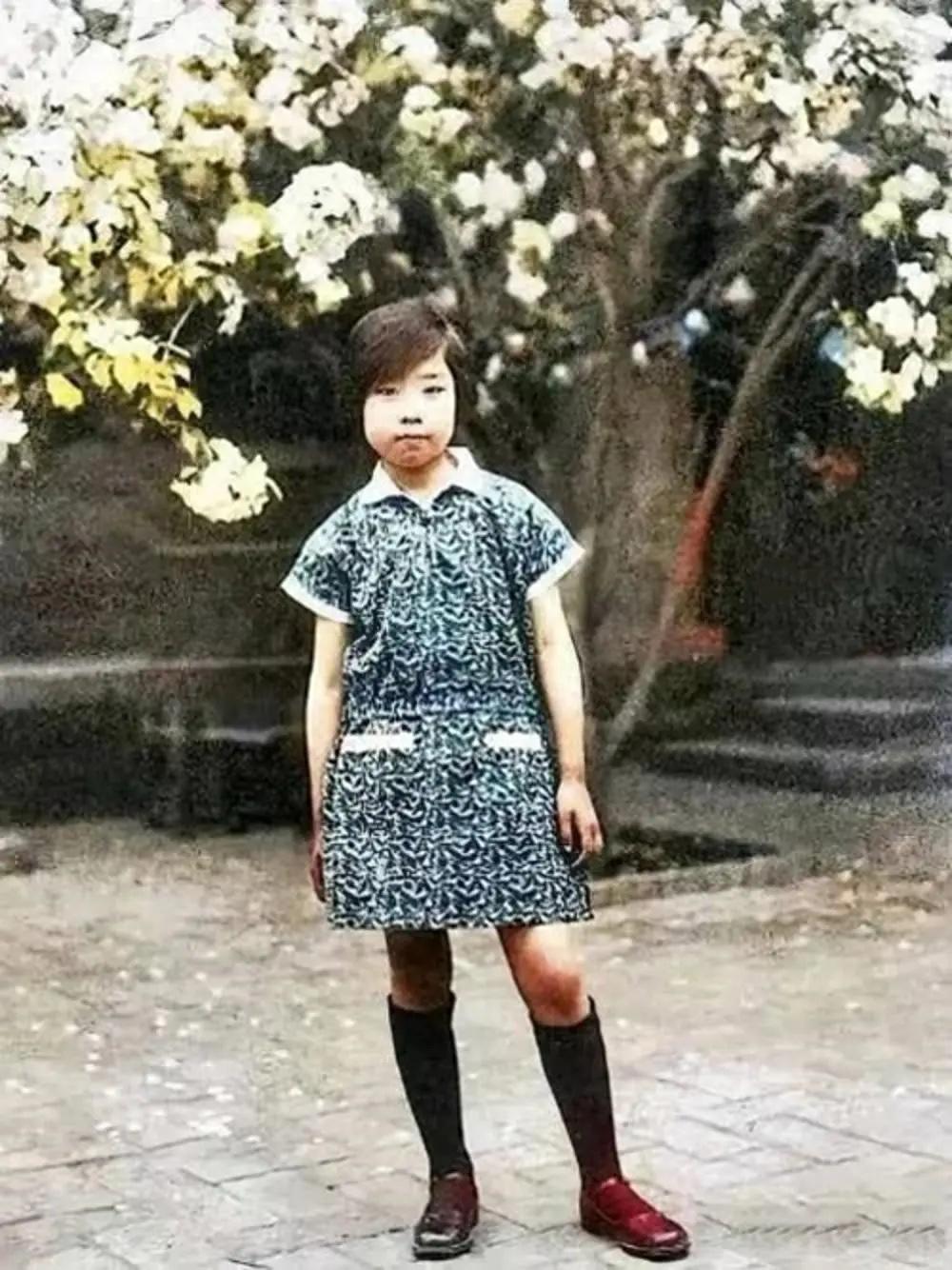 1928年，7岁的王光美在北京家中的珍贵留影，她是家中的老七，也是长女，上面有6