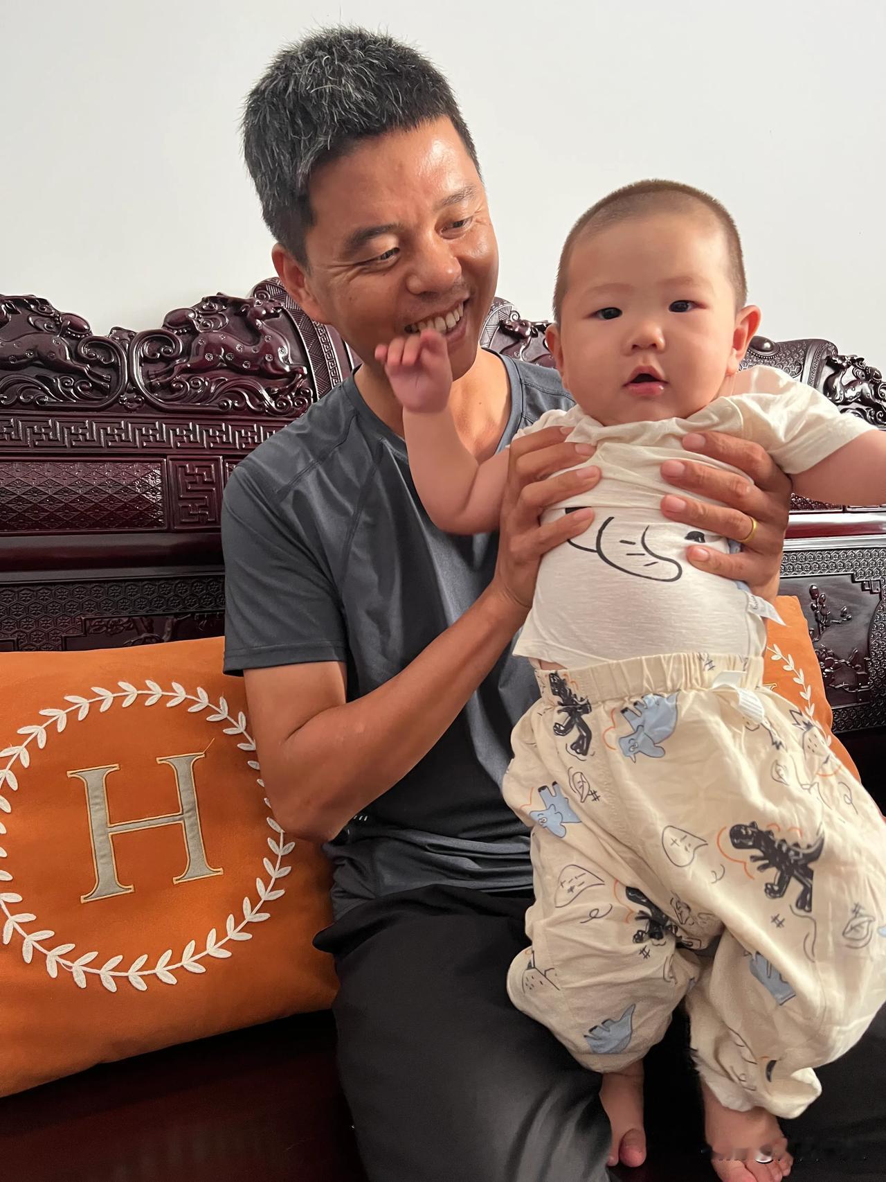 我亲爱的爷爷奶奶叔叔阿姨哥哥姐姐们，今天没有视频给大家看，对不起哦！我昨晚闹，妈