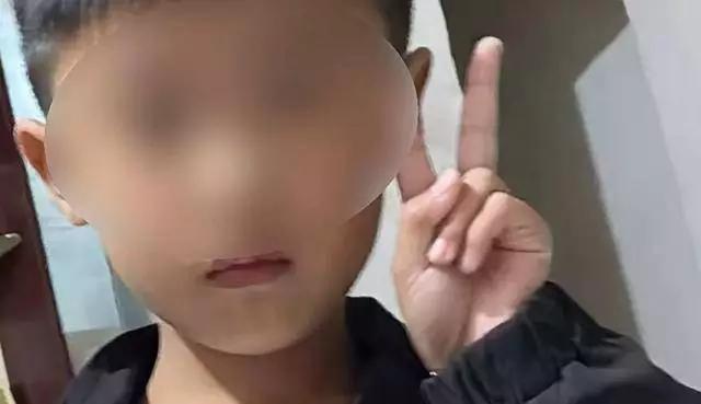 太揪心了！1月16日，河南周口郸城县7岁男孩轩轩感冒，爷爷误把无色矿物油燃料当水