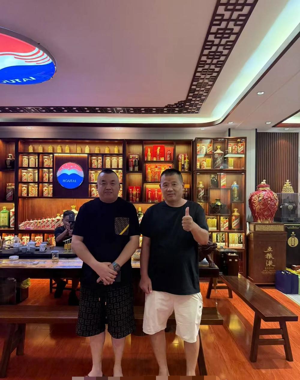 北京坤哥不管接待哪位来客，都要拉着人家参观自己收藏的各类茅台酒，拿满屋子的高价老