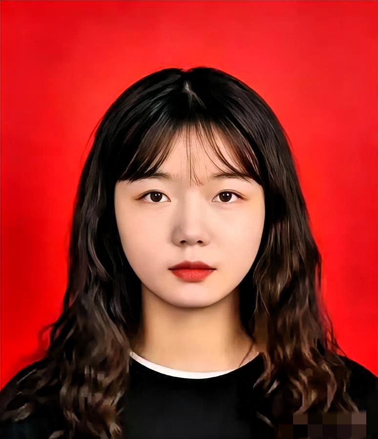 苏州平江路那个事儿，到现在想起来都让人捏把汗。22岁的重庆姑娘刘杨，穿着碎花小裙