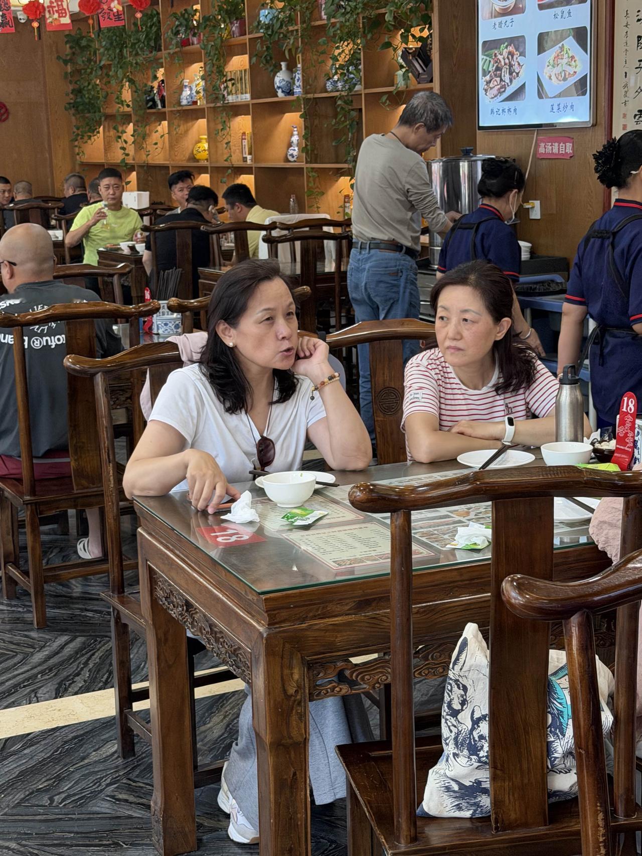 今天中午，我专门去西安四府街，吃老西安韩记三鲜煮馍！
几年没来了，店年依然人气鼎