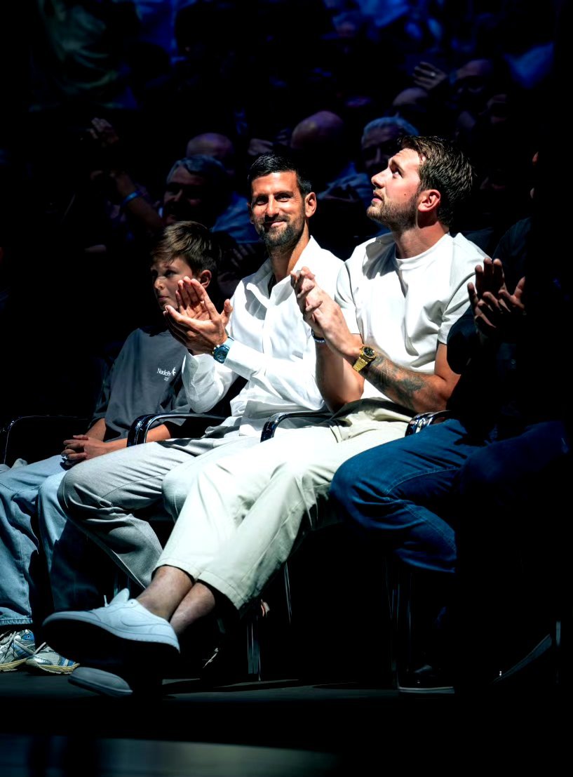 德约科维奇东契奇现场观战我的天，这是什么神仙同框！网球GOAT德约和NBA超巨东