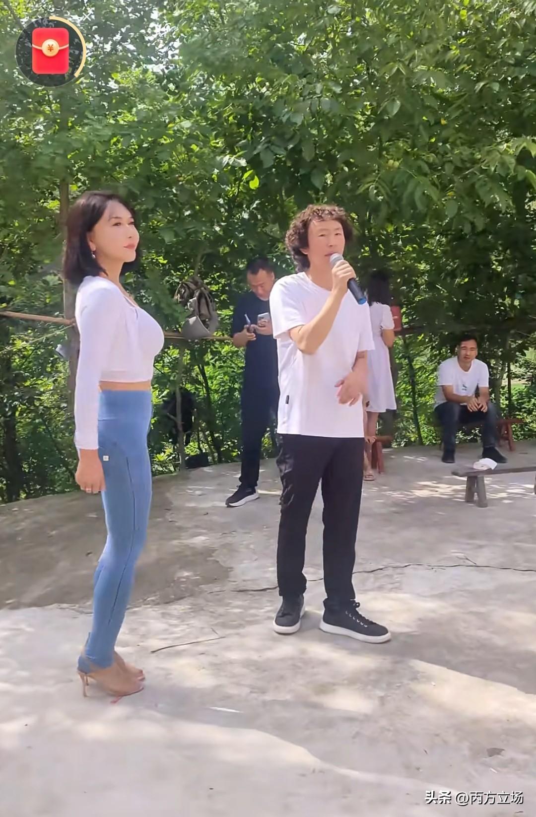 庞麦郎复出赚到钱后，他没飘，悄悄回老家了。回村第一件事，把全村男女老少都请来吃饭