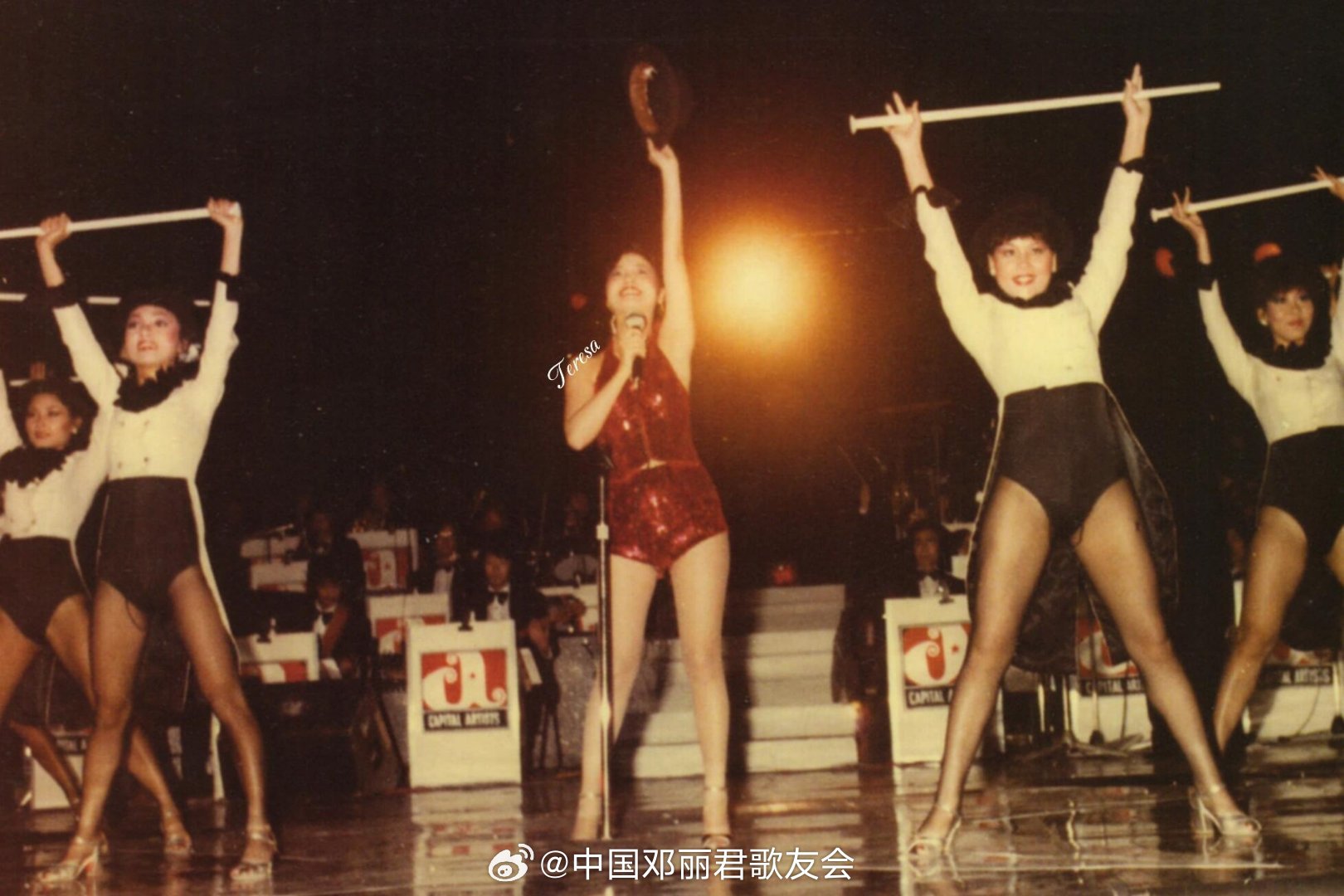邓丽君将欧美风潮带到东方。1981年，在香港利舞台举行7天9场的个人演唱会，短短