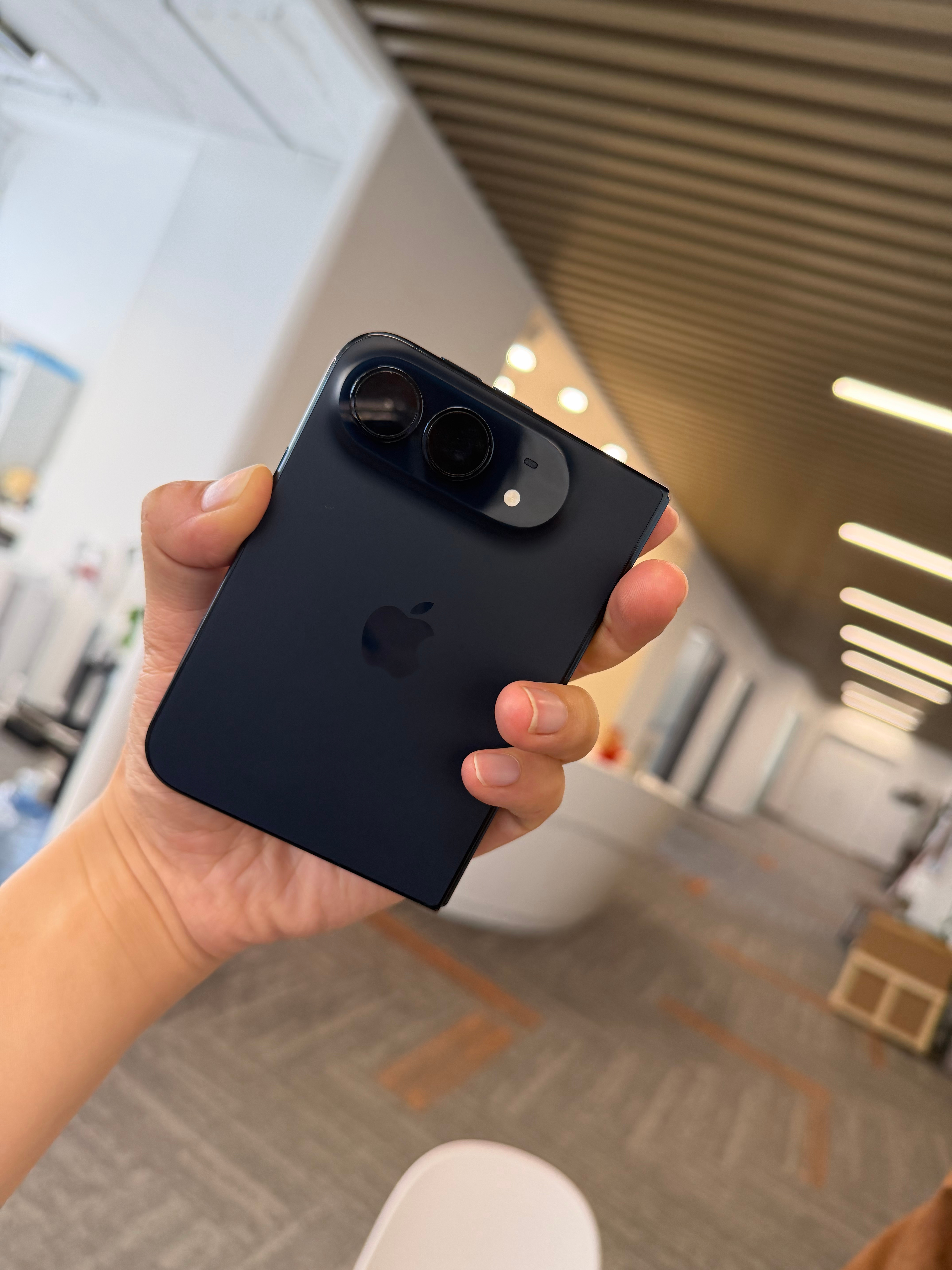 iPhone Duo到手了，感觉其实真的挺一般的。盖上一层膜确实看不出折痕了，但