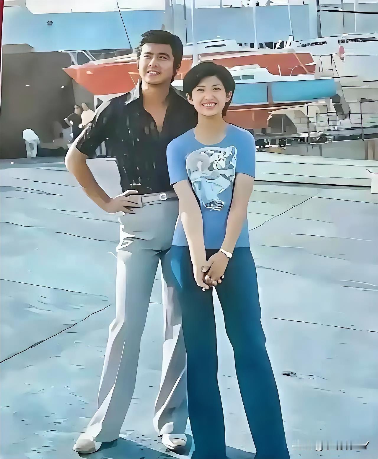 1975年，三浦友和与山口百惠在片场，留下的美好瞬间。三浦友和当时23岁，阳光帅