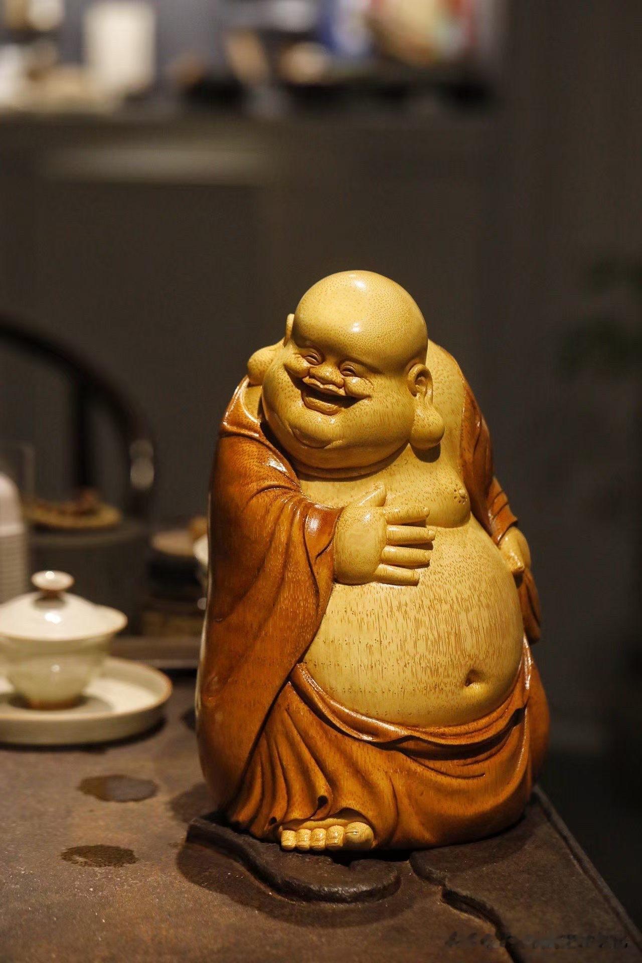 竹有风骨，佛有笑意，一器之间，自见从容。

老竹整雕，仿古做色，竹纹温润自然。弥