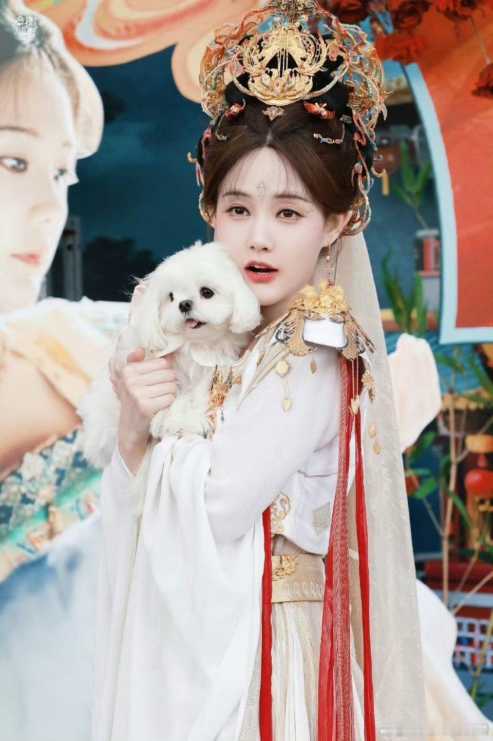 李一桐给粉丝送老婆梅李一桐古乐风华录杀青逆应援李一桐的妆造也太漂亮啦，好适合演古