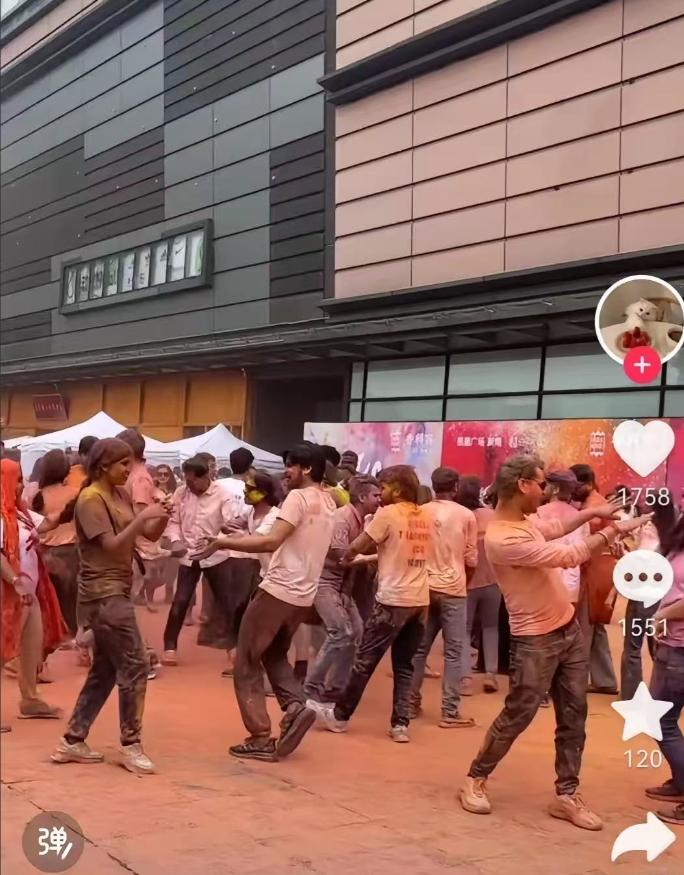 印度人又整活了，成都街头印度人过起了洒红节，直接把马路变成了巨型调色盘。

街头