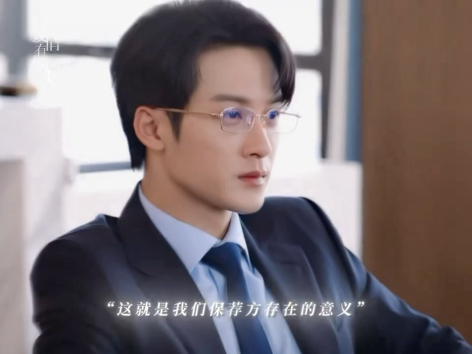 别看他一本正经的，其实这只邪恶比格正在憋坏 