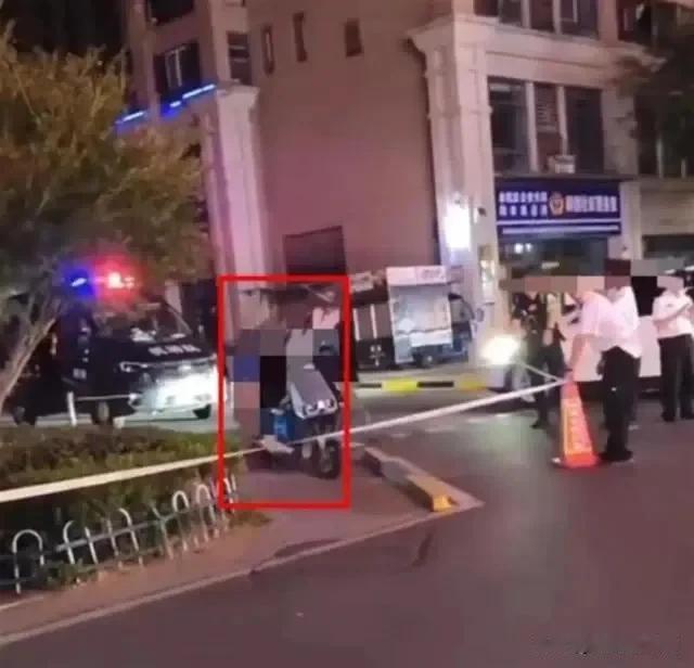 锦衣玉食者，不是外卖人

心疼这个外卖员，古有遍身罗绮者，不是养蚕人，今有锦衣玉