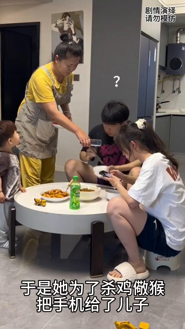婆婆做好的饭，儿媳妇却在玩手机，下一秒她的做法太搞笑了。
婆婆做好了中午饭，这时
