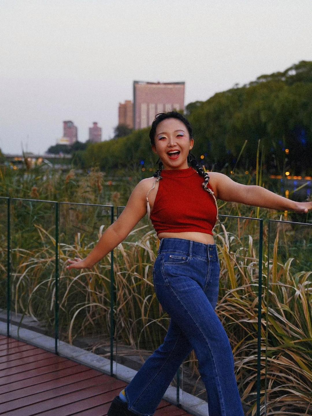 辣目洋子颜值众所周知的，但是一直很自信，所以能在各种剧里面出彩，李雪琴也是不苗条