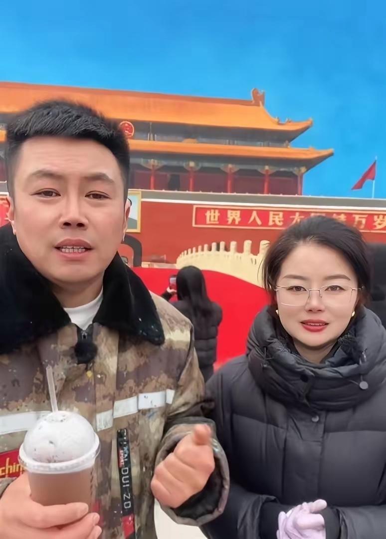 画“天安门”墙画的吴承言夫妇，
看起来就是特别好的人，
两口子看上去就是特别的朴