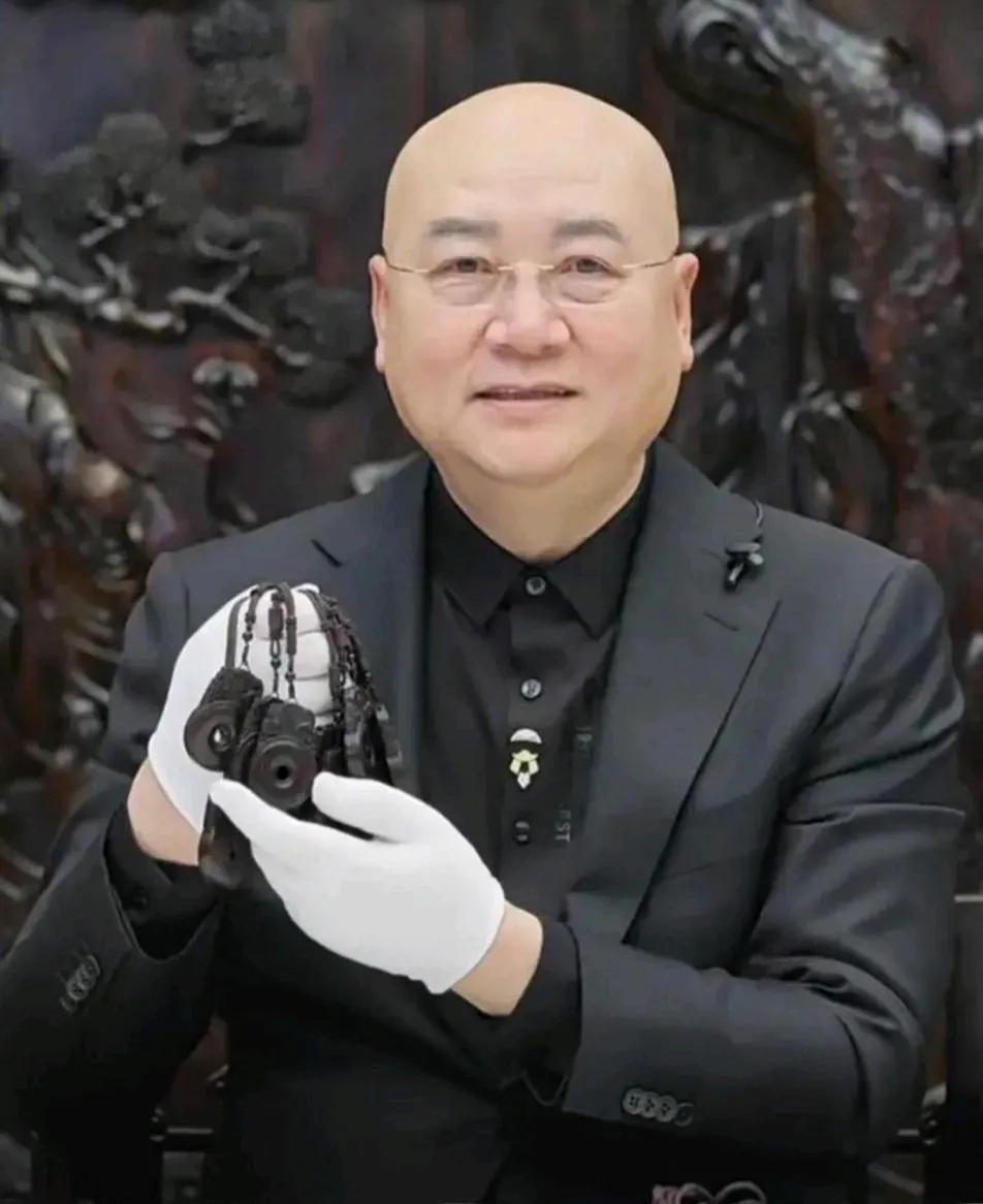 你们说迟重瑞图啥呢？一把年纪了还在直播卖货。
他不是娶了个女首富吗？难道各自经济