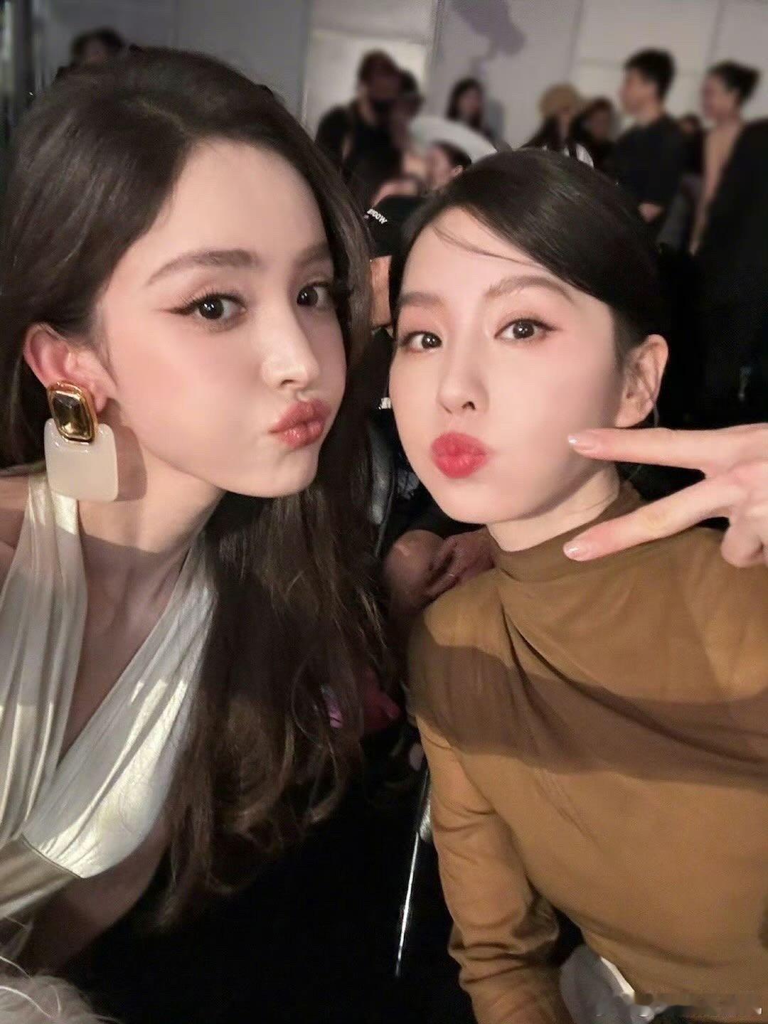 #刘诗诗娜扎贴贴合照##刘诗诗娜扎嘟嘴合照# 刘诗诗娜扎贴贴嘟嘴合照，美女都喜欢