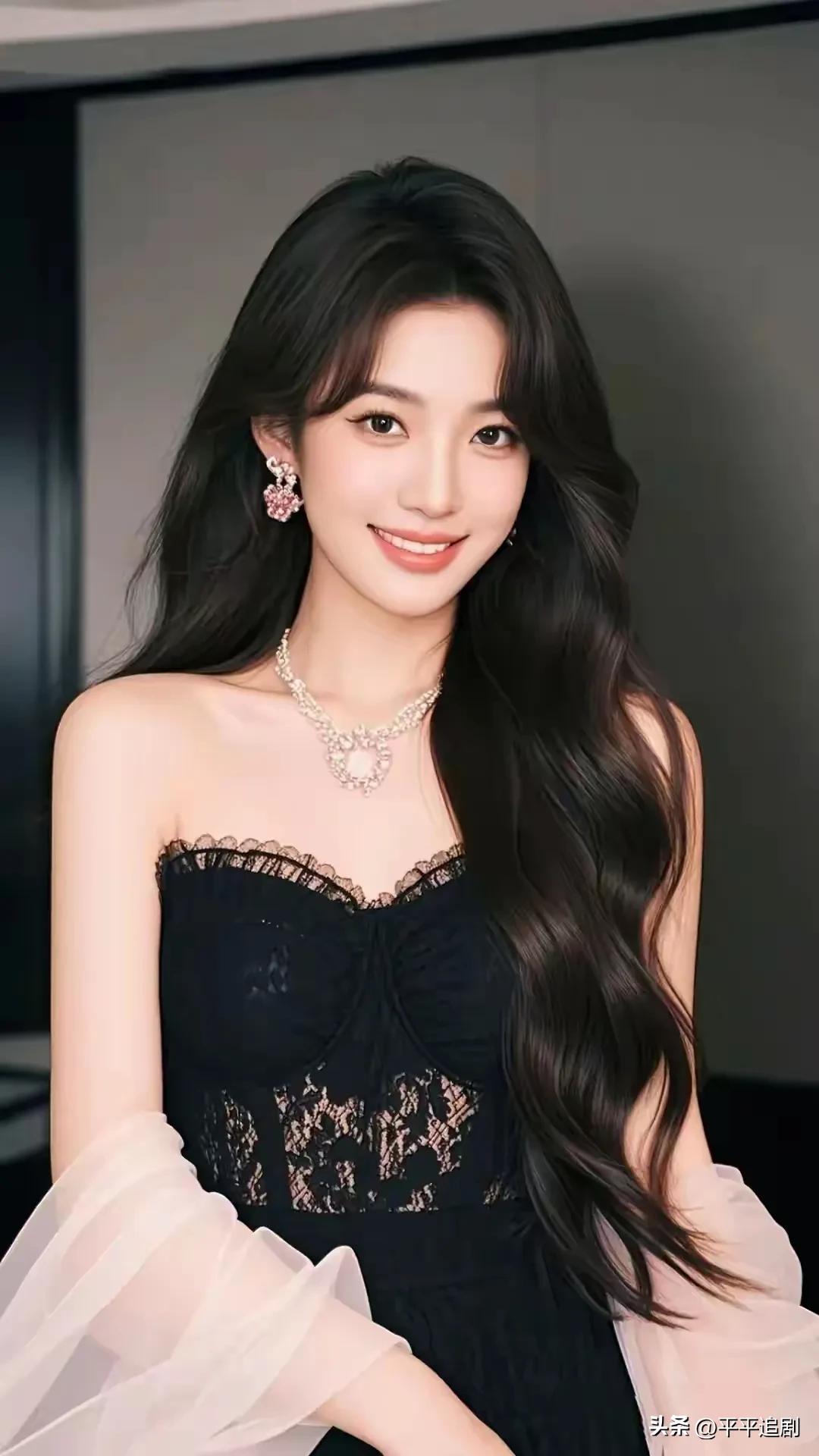 什么年龄段的女人最有女人味?
黑蕾丝勾勒出优雅轮廓，长发垂肩，粉钻珠宝点缀其间，