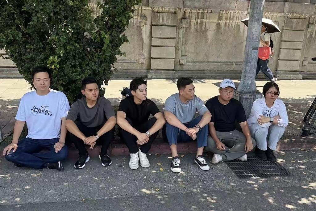 大暑天的凯道，四个年轻人用102小时的滴水未进，换来韩国瑜一分多钟的“快闪”探视