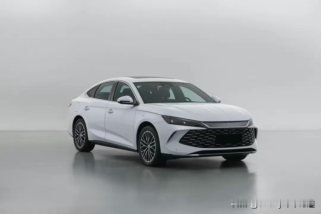 秦L将搭载比亚迪第5代DM混动技术，续航2000公里，百公里油耗低至2.9L。第