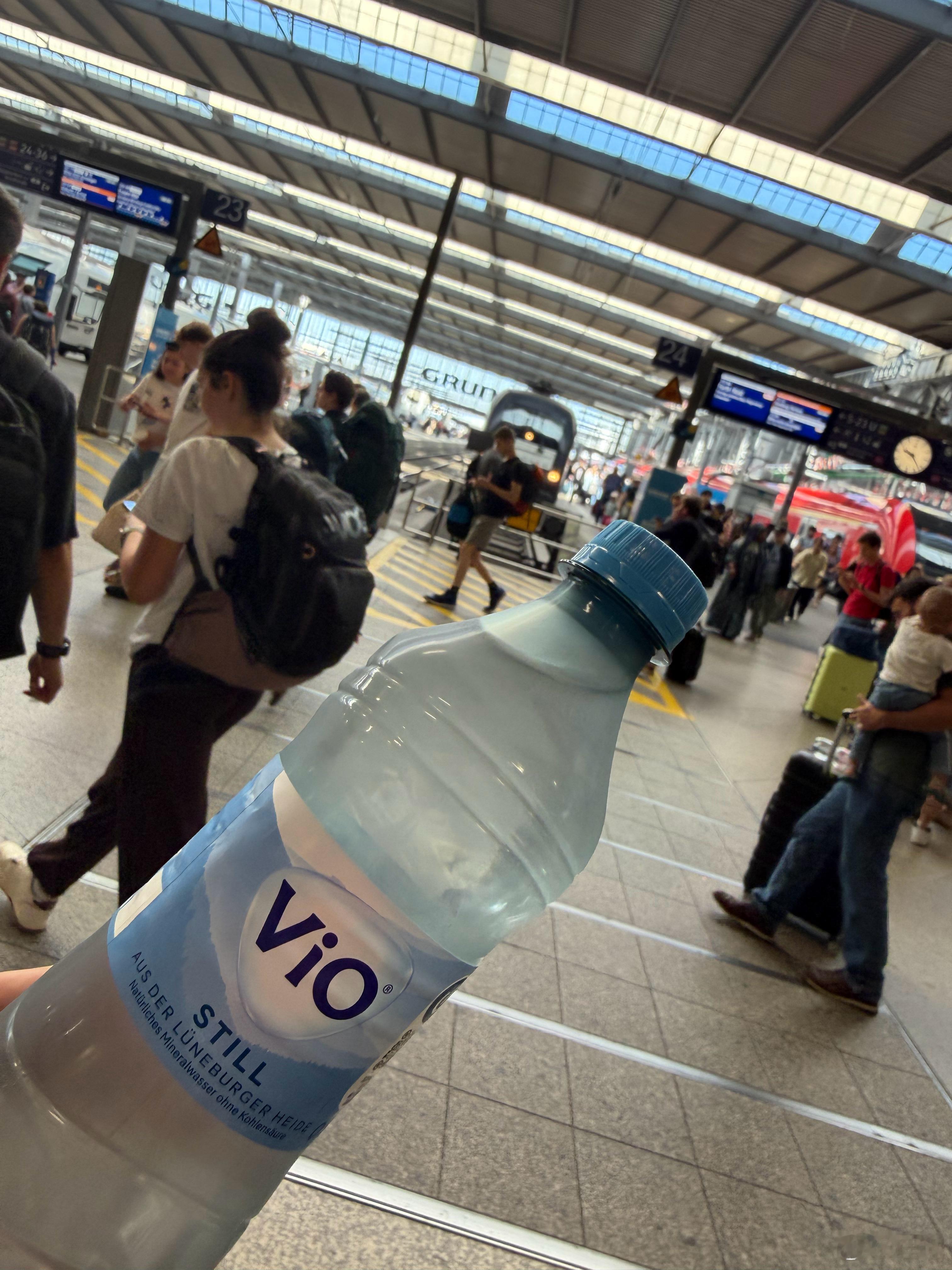 慕尼黑火车站买了瓶矿泉水，3.35欧，人民币25块钱。欧洲这地方真去不起了