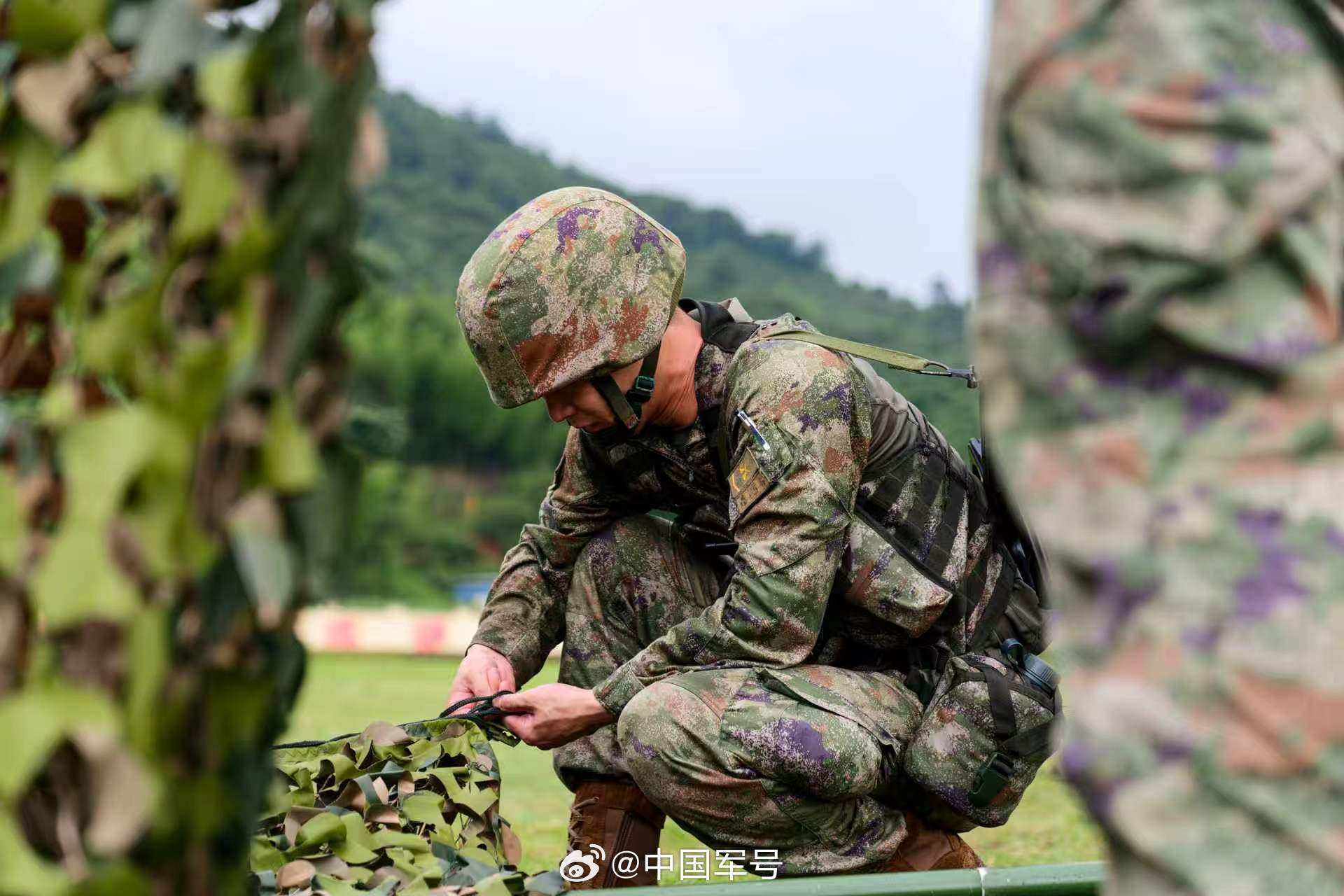 【群众性练兵比武进行时】近日，东部战区海军某旅开展群众性练兵比武活动。比武紧贴实