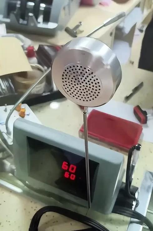 湖南娄底，女子去银行取300块钱，点钞机点了几遍都是60张。
 
可就在柜员把钱