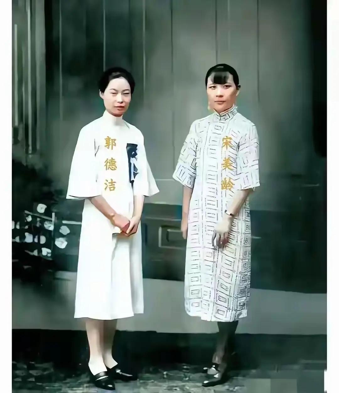 这是早年宋美龄与李宗仁夫人郭德洁的一张罕见合影，郭德洁相比于宋美龄来说，要低调一