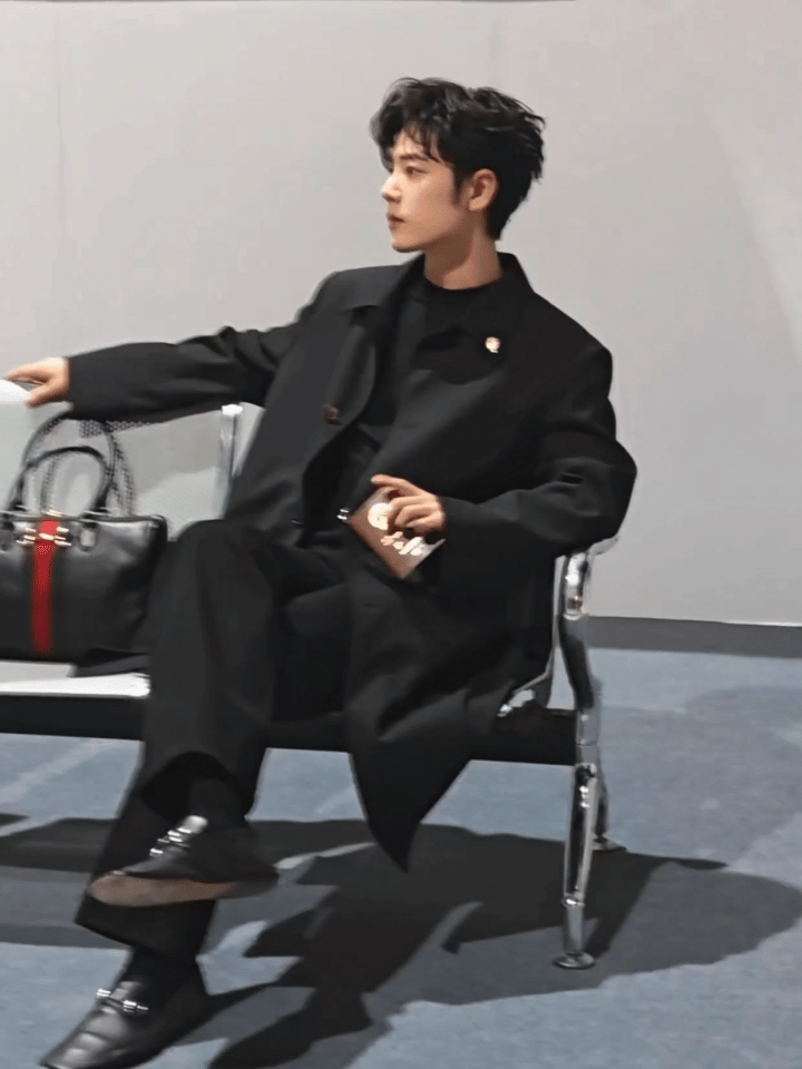 肖战已落地米兰就说家里的结婚证怎么找不到了呢！肖战已落地米兰