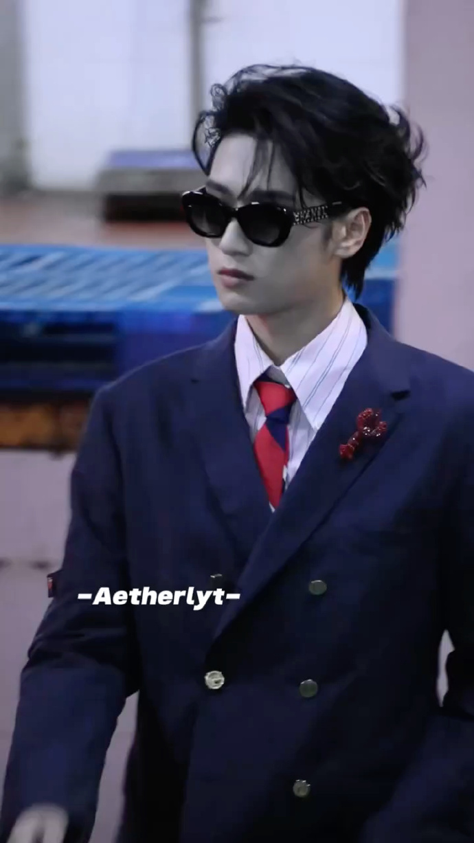 严浩翔像是去结婚的严浩翔今日行程说唱巅峰录制，一身藏蓝正装剪裁得体，红领带点缀小