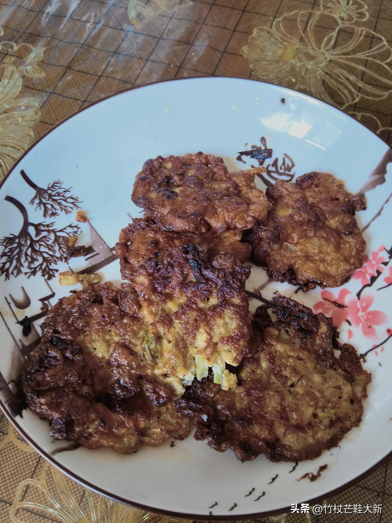 老爸的黑暗料理——瓜饼子。
老爸经常买各种瓜，甜瓜，西瓜，南瓜，爱吃，爱做。
我