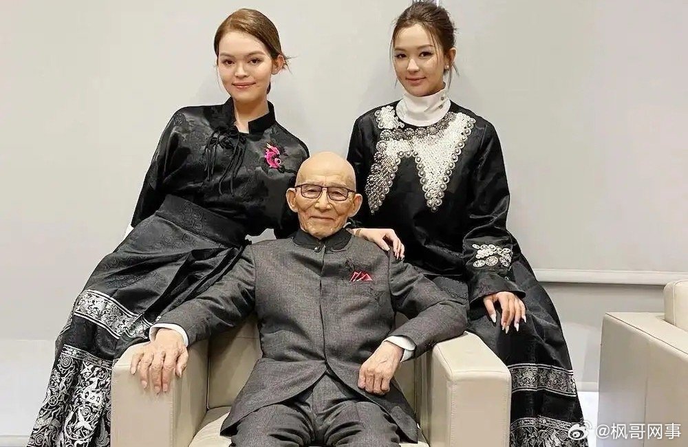 游本昌和妻子在养老院现状游本昌回应为何入住养老院92岁游本昌回应入住养老院。近日