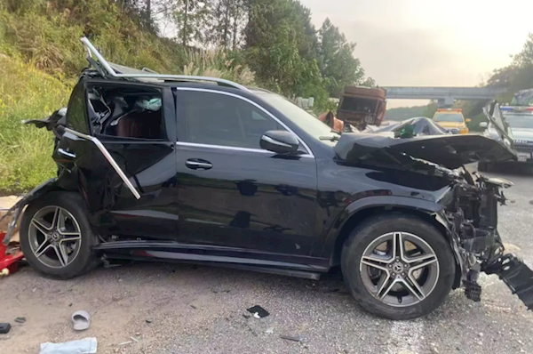 奔驰GLE高速错过路口停车 致2死3重伤！车主质疑气囊不弹 