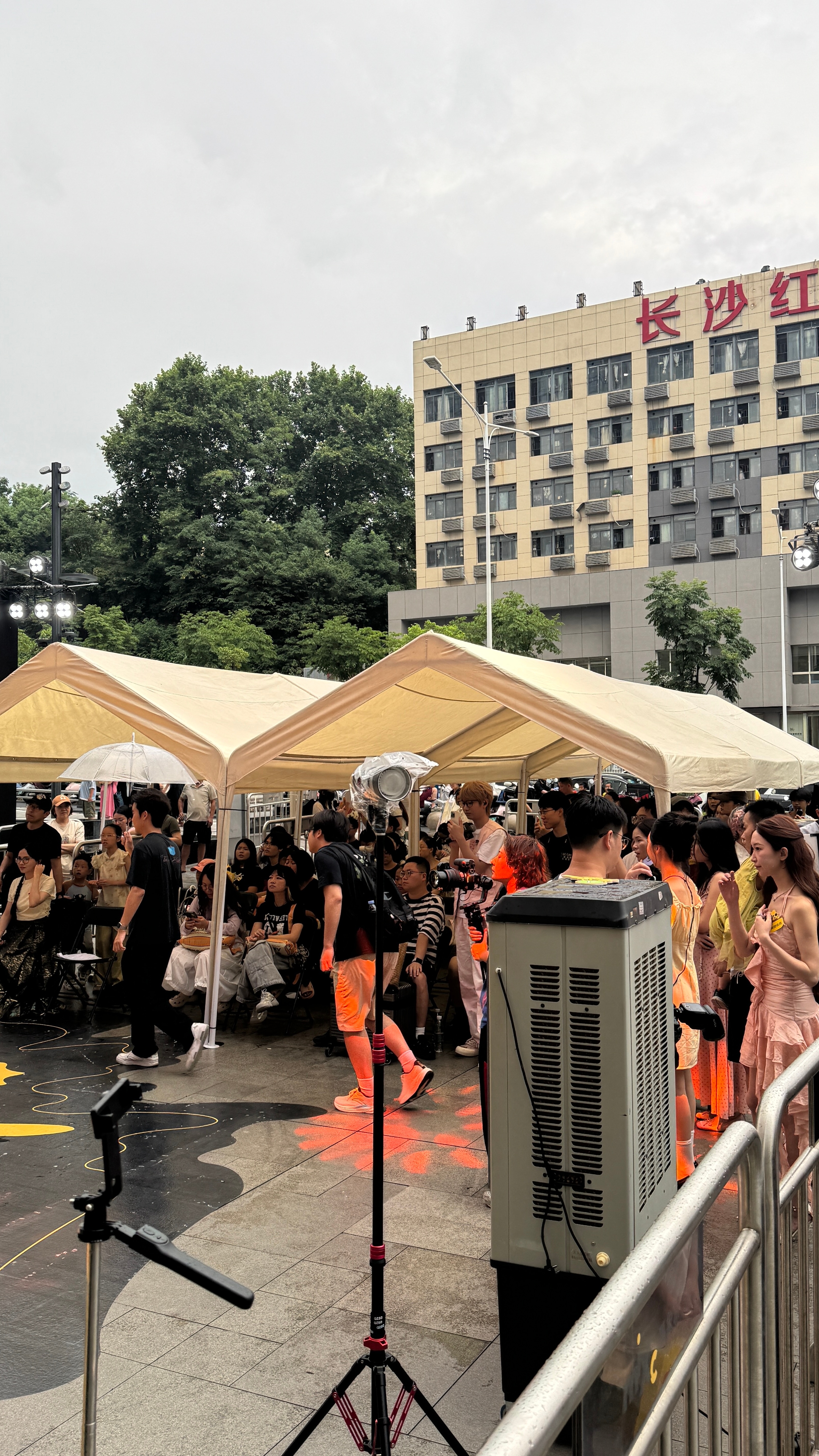 长沙街头不缺观众即便今日长沙下起暴雨，也丝毫挡不住市民围观的高涨热情。街边美团会