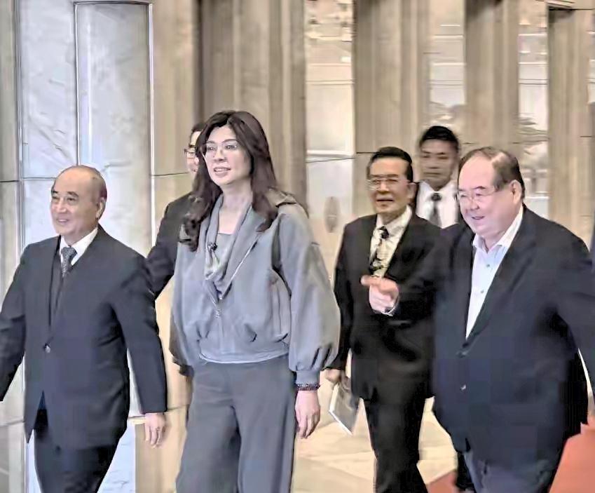 郑丽文急奔大陆，手握和平王牌让赖清德坐立难安
 
前言
 
台海风云变幻之际，国